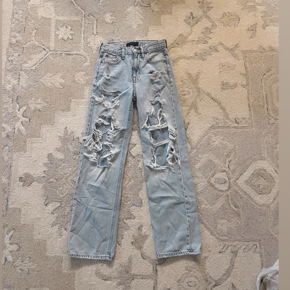 Aeropostale ripped jeans
Size 0
90’s baggy